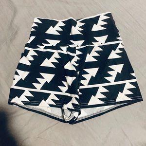 B&W patterned cotton spandex shorts